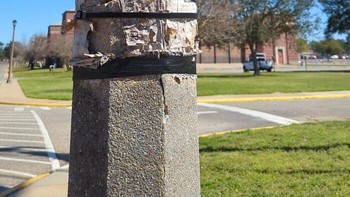 Bangunan tiang yang diperbaiki ala kadarnya dengan semacam solasi. Foto: Bored Panda