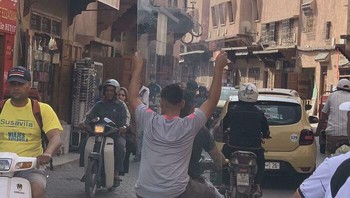 Membawa kaca dengan motor sepertinya bukan ide bagus. Foto: Bored Panda