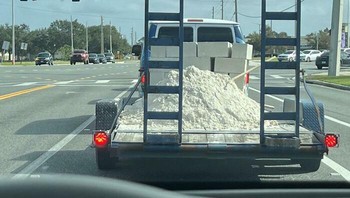 Di Amerika pun ada sopir truk yang sembarangan membawa material. Foto: Bored Panda