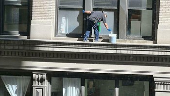 Memang pijakan cukup lebar, tapi tetap saja berbahaya karena di lantai lima. Foto: Bored Panda