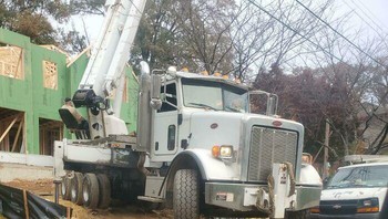 Penopang truk yang sepertinya sangat rentan. Foto: Bored Panda