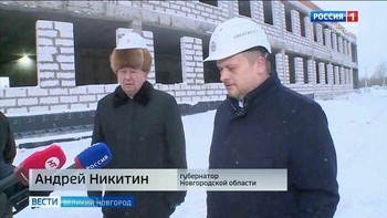 Memang pakai helm keselamatan, tapi jadinya tidak aman karena memakai topi dulu. Foto: Bored Panda