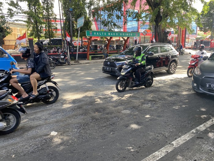 Kerusakan jalan Komjen M Jasin di Depok (Devi-detikcom)