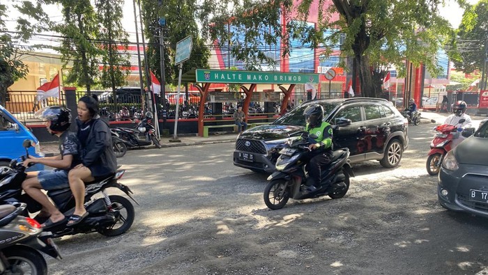 Kerusakan jalan Komjen M Jasin di Depok (Devi-detikcom)