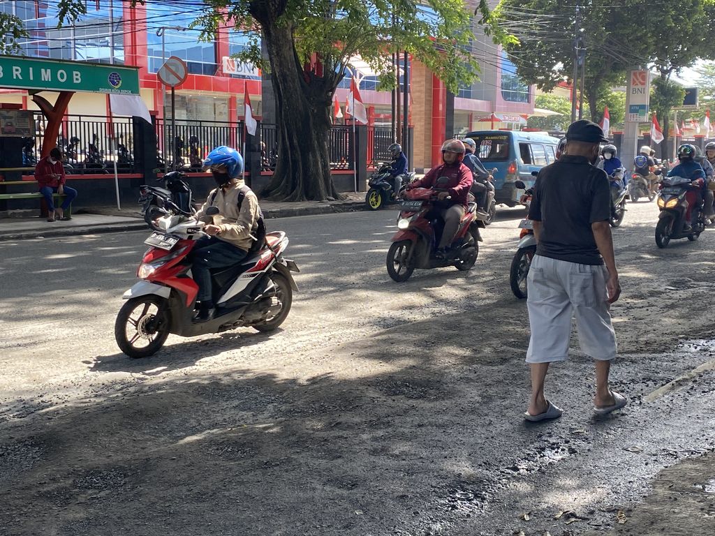 Kerusakan jalan Komjen M Jasin di Depok (Devi-detikcom)
