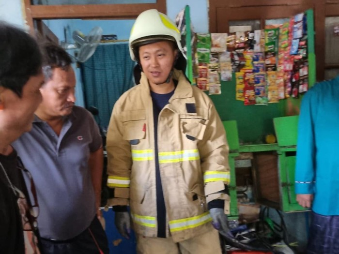 Kloset jongkok di rumah warga di Duren Sawit, Jaktim meledak dan melukai 1 orang (Foto: Dok. Istimewa) Kloset jongkok di rumah warga di Duren Sawit, Jaktim meledak dan melukai 1 orang (Foto: Dok. Istimewa)
