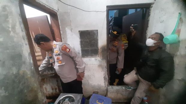 Kloset jongkok di rumah warga di Duren Sawit, Jaktim meledak dan melukai 1 orang (Foto: Dok. Istimewa)