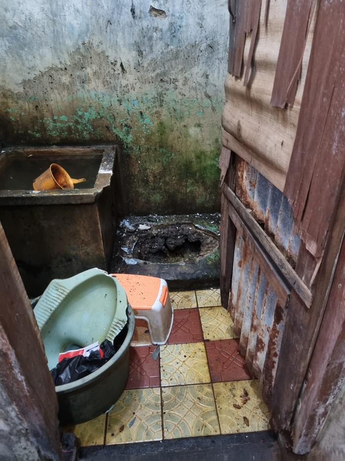 Kloset jongkok di rumah warga di Duren Sawit, Jaktim meledak dan melukai 1 orang (Foto: Dok. Istimewa)