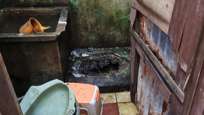Kloset jongkok di rumah warga di Duren Sawit, Jaktim meledak dan melukai 1 orang (Foto: Dok. Istimewa)