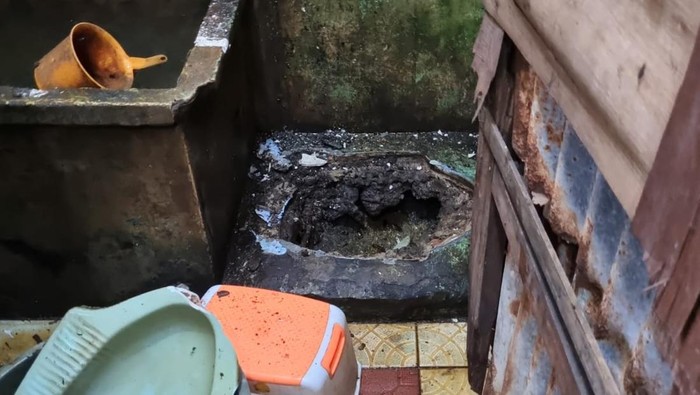 Kloset jongkok di rumah warga di Duren Sawit, Jaktim meledak dan melukai 1 orang