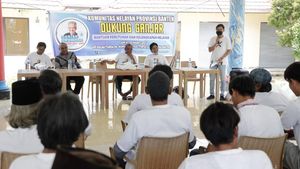 Relawan Ganjar Beri Bantuan Alat Pancing Ke Nelayan di Pulau Tunda
