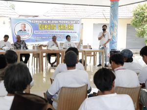 Relawan Ganjar Beri Bantuan Alat Pancing Ke Nelayan di Pulau Tunda