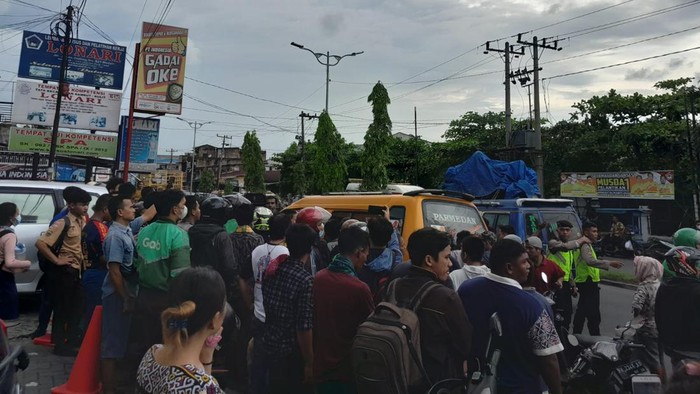 Kondisi angkot saat dikerumuni warga. (Istimewa)