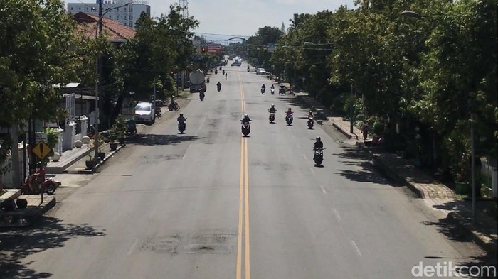 Kondisi arus lalu lintas Jalur Pantura Rembang di sekitar Tugu Adipura, Jumat (3/3/2023).