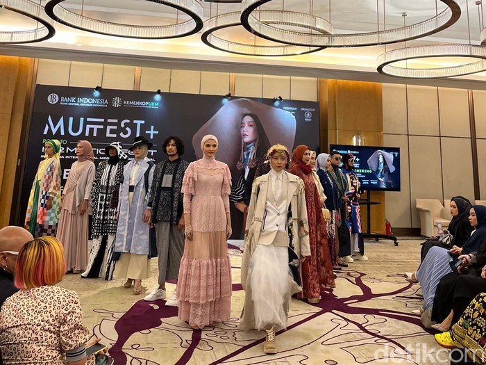 Konferensi pers MUFFEST+2023 Konferensi pers MUFFEST+2023 road to @in2tomotionfest @muslimfashionfestival @indonesiafashionchamber yang akan digelar pada 7-10 Maret 2023 di The Westin Jakarta.