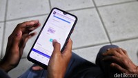 Dalam pembuatannya, pertama-tama warga perlu menginstall aplikasi IKD dan melakukan pendaftaran berupa isi NIK, email beserta nomor handphone. Selanjutnya pilih menu untuk melakukan selfie. Setelahnya, warga bisa menyambangi loket layanan Disducakpil terdekat untuk melakukan aktivasi digital dengan cara scan QR code.