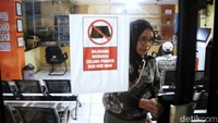 KTP digital nantinya dilakukan secara bertahap bagi warga yang tidak mempunyai handphone ataupun koneksi internet. Artinya, Dukcapil bakal melayani warga di seluruh daerah Indonesia.