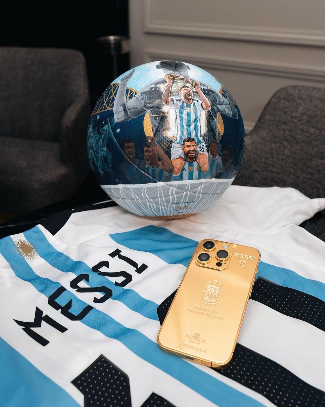 Lionel Messi berikan pemain dan staff timnas Argentina Iphone 14 berlapis emas senilai Rp 3 Miliar. (Dok: Tangkapan layar instagram @ussfeeds)
