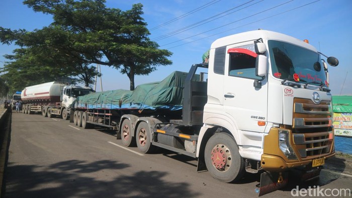 Macet di ruas Pantura Pati-Rembang, Jumat (3/3/2023).