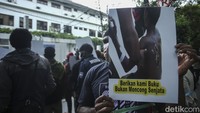 Menurutnya, masih banyak konflik yang berujung pada pelanggaran HAM di Papua dan di antaranya menggunakan pendekatan militer.