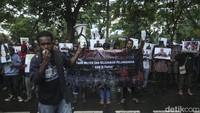 Sejumlah mahasiswa yang tergabung dalam Front Mahasiswa Anti Kekerasan Papua menggelar aksi di depan Komnas HAM, Jakarta, Jumat (3/3/2023).