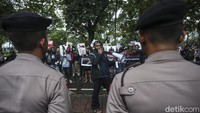 Dalam aksinya, mereka meminta Komnas HAM untuk segera membentuk dan mengirim tim pencari fakta untuk menyelidiki peristiwa Wamena.