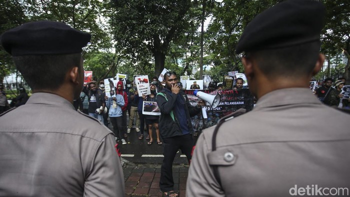 Mahasiswa Papua Geruduk Komnas HAM Mahasiswa Papua melakukan aksi ke Komnas HAM. Mereka meminta Komnas HAM agar segera membentuk dan mengirim tim pencari fakta untuk menyelidiki peristiwa Wamena.