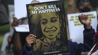 Mereka turut membawa sejumlah poster diantaranya tergambar wajah Kapolres Jayawijaya dan Dandim Jayawijaya yang dikatakan terlibat dalam peristiwa Wamena.