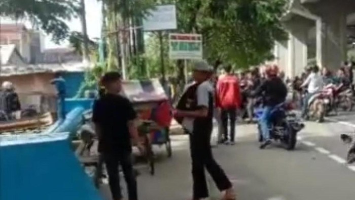 Dua kelompok warga di Kota Makassar, Sulawesi Selatan (Sulsel) terlibat bentrok gegara sengketa lahan.