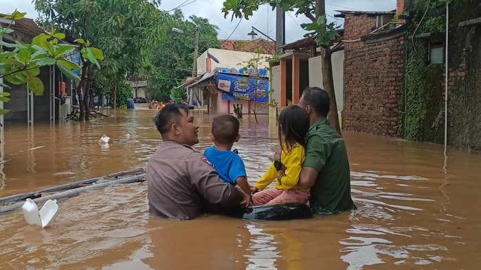 Hujan terus menerus menyebabkan banyak daerah terendam banjir, salah satunya Kabupaten Karawang. Yuk, bantu para korban banjir dengan berdonasi di berbuatbaik.