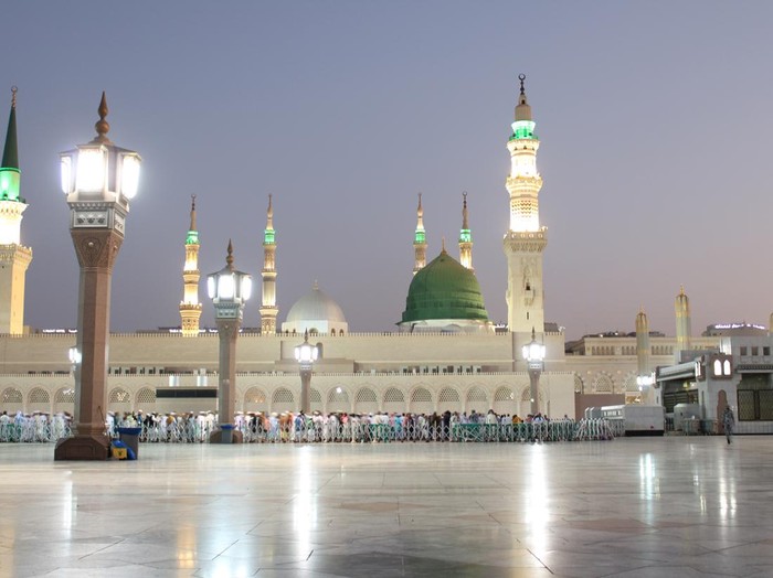 Beautiful morning view of Masjid Al Nabawi, Medinas green dome, minarets and mosque courtyard.