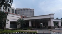 Sebagai informasi Pontjo Sutowo menggugat Menteri ART/Kepala Badan Pertanahan Nasional (BPN) ke PTUN terkait Hak Pengelolaan Setneg atas lahan di mana Hotel Sultan berada pada Blok 15 Hak Pengelolaan (HPL) No 1/Gelora. 