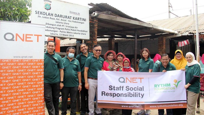 Mendidik Keterampilan Para Siswa Sekolah Darurat Kartini QNET memberikan pelatihan keterampilan kepada para siswa Sekolah Darurat Kartini. Sekolah Darurat Kartini adalah sekolah gratis untuk anak-anak di Jakut.