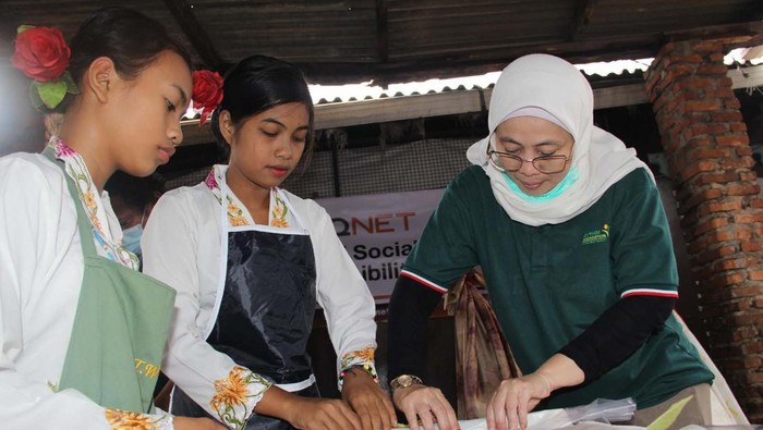 Mendidik Keterampilan Para Siswa Sekolah Darurat Kartini QNET memberikan pelatihan keterampilan kepada para siswa Sekolah Darurat Kartini. Sekolah Darurat Kartini adalah sekolah gratis untuk anak-anak di Jakut.