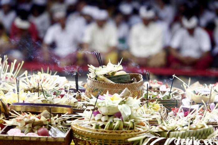 Mengapa saat Nyepi tidak boleh keluar rumah? Hal tersebut berkaitan dengan larangan Hari Raya Nyepi yang diperingati oleh umat Hindu setiap tahunnya.