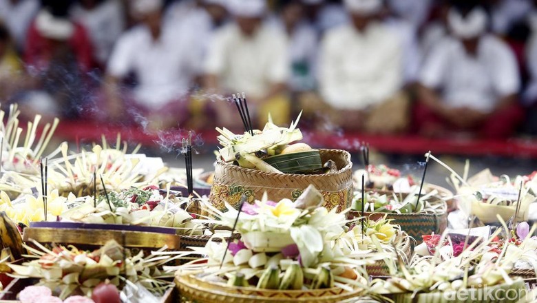 Mengapa Saat Hari Nyepi Tidak Boleh Keluar Rumah? Ini Penjelasannya Mengapa saat Nyepi tidak boleh keluar rumah? Hal tersebut berkaitan dengan larangan Hari Raya Nyepi yang diperingati oleh umat Hindu setiap tahunnya.