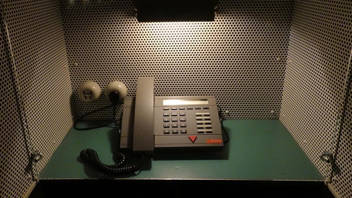 Mengintip Bagian Dalam Bunker Nuklir Paling Rahasia di Denmark The entrance to a top secret historic Danish nuclear bunker, that has been opened to the public for the first time, is seen near Oplev, Denmark, February 27, 2023. REUTERS/Tom Little