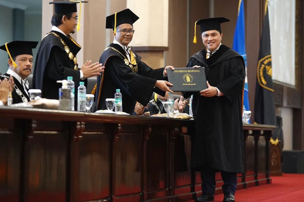 Menteri BUMN Erick Thohir menerima anugerah gelar Doktor Kehormatan dari Universitas Brawijaya, Malang, Jawa Timur, Jumat (3/3/2023). (Dok: Istimewa)