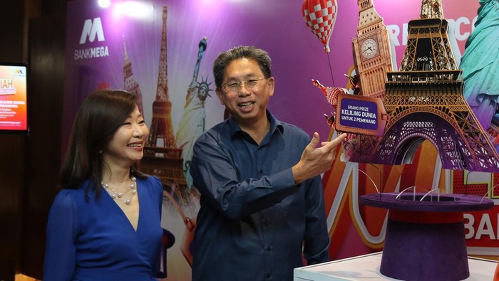 Direktur Utama Bank Mega Kostaman Thayib (tengsh), Direktur Consumer Banking Diza Larentie (kiri) dan Retail Product Management Head Hersen,  berbincang disela peluncuran Meriah Bareng Mega periode 1 Maret – 30 September 2023, di Jakarta, Jumat (3/3/2023). Pada program ini, Bank Mega akan memberikan hadiah undian berupa “Keliling Dunia Bareng Mega” bagi pemilik tabungan Mega Dana dan Mega Maxi.  Meriah Bareng Mega merupakan apresiasi bagi nasabah, khususnya pecinta traveling, seiring dengan pulihnya industri pariwisata global.  Selama Program berlangsung, Bank Mega akan memberikan 359 paket wisata yang terdiri dari 357 Paket tour Asia & Eropa, serta Grand Prize keliling dunia dan diberikan kebebasan memilih destinasi untuk 2 orang pemenang.