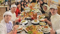 Saat berada di Arab Saudi, Gen Halilintar tempat mengunggah kebersamaan mereka ketika menyantap hidangan khas Western di restoran yang ada di sana. Foto: Instagram @genhalilintar