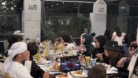 Selalu kompak kemana-mana bersama. Kali ini agenda makan malam di Arab Saudi, dihibur oleh sang ibu yang bergoyang di depan anak-anaknya. Foto: Instagram @genhalilintar