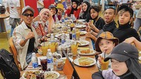 Masih di wilayah Timur Tengah, Gen Halilintar kompak mencicipi hidangan nasi, roti prata, sampai pasta di restoran. Foto: Instagram @genhalilintar