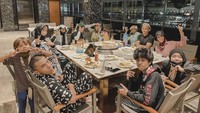 Terakhir ini keseruan keluarga Gen Halilintar saat sedang makan-makan enak di luar negeri.  Foto: Instagram @genhalilintar