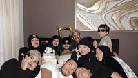 Keluarga Gen Halilintar absen dari ulang tahun pertama Ameena, karena sedang merayakan ulang tahun Fateh Halilintar di Dubai. Karenanya keluarga ini pun jadi banjir cibiran. Foto: Instagram @genhalilintar
