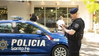 Polisi mendatangi supermarket bernama Unico yang dimiliki keluarga istri Lionel Messi, Antonella Roccuzzo, Unico. AP/Sebastian Lopez Brach  