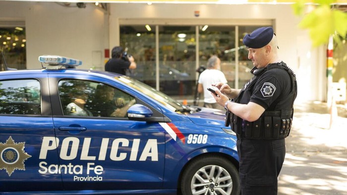 Messi Diteror, Supermarket Keluarga Diberondong Peluru Police gather outside the Unico supermarket, a grocery chain owned by soccer player Lionel Messi's in-laws, after it was shot at in Rosario, Argentina, Thursday, March 2, 2023. (AP Photo/Sebastian Lopez Brach)