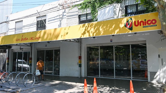 Messi Diteror, Supermarket Keluarga Diberondong Peluru The facade of supermarket that belongs to the family of Antonela Roccuzzo, wife of Argentine soccer star Lionel Messi, is pictured after two people on motorcycles attacked it and left a threatening message for Messi and the city mayor, Pablo Javkin, according to local media, in Rosario, Argentina March 2, 2023. REUTERS/Luciano Bisbal NO RESALES. NO ARCHIVES