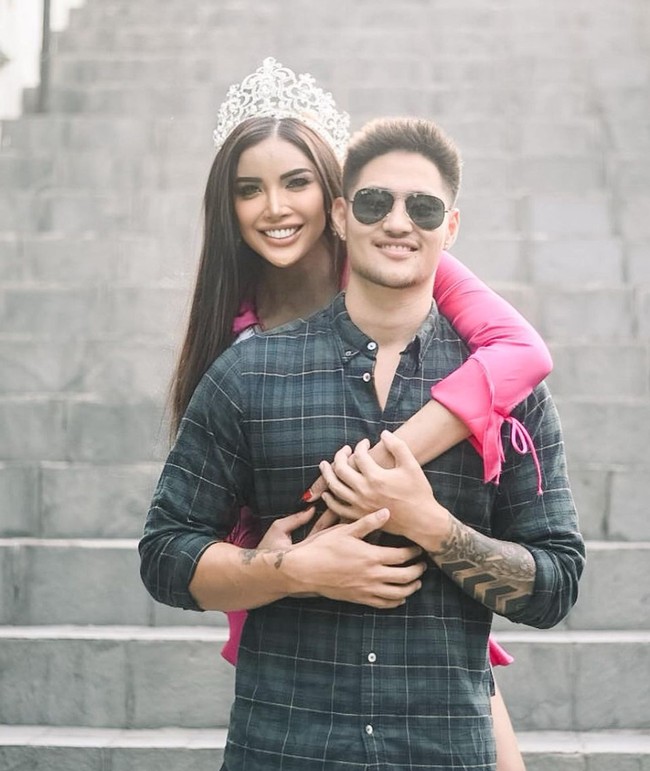 Tak sedikit yang penasaran dengan siapa sesungguhnya kekasih baru Millen tersebut. Rupanya kekasih Millen, Lionel Lee ialah seorang pria bule keturunan 3 negara, yaitu Australia, Tiongkok, dan Mongolia. Foto: Instagram/@millencyrus