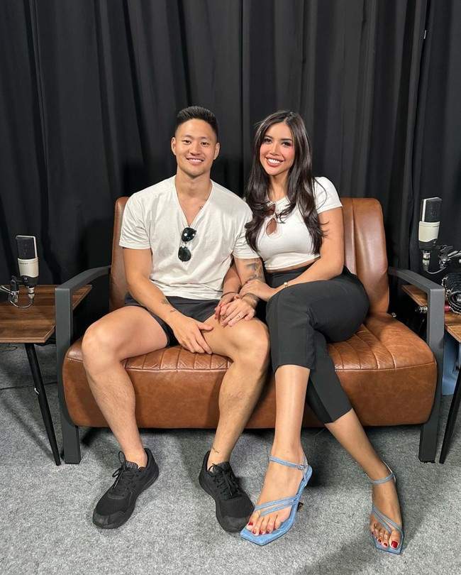 Seperti layaknya pasangan baru, keduanya terlihat selalu nempel. Begini gaya kompaknya saat mengenakan outfit santai kaos putih dan celana hitam. Foto: Instagram/@millencyrus