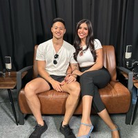 Seperti layaknya pasangan baru, keduanya terlihat selalu nempel. Begini gaya kompaknya saat mengenakan outfit santai kaos putih dan celana hitam. Foto: Instagram/@millencyrus